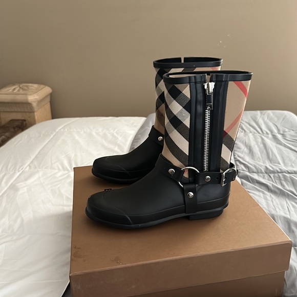 Burberry boots - Picture 4 of 5